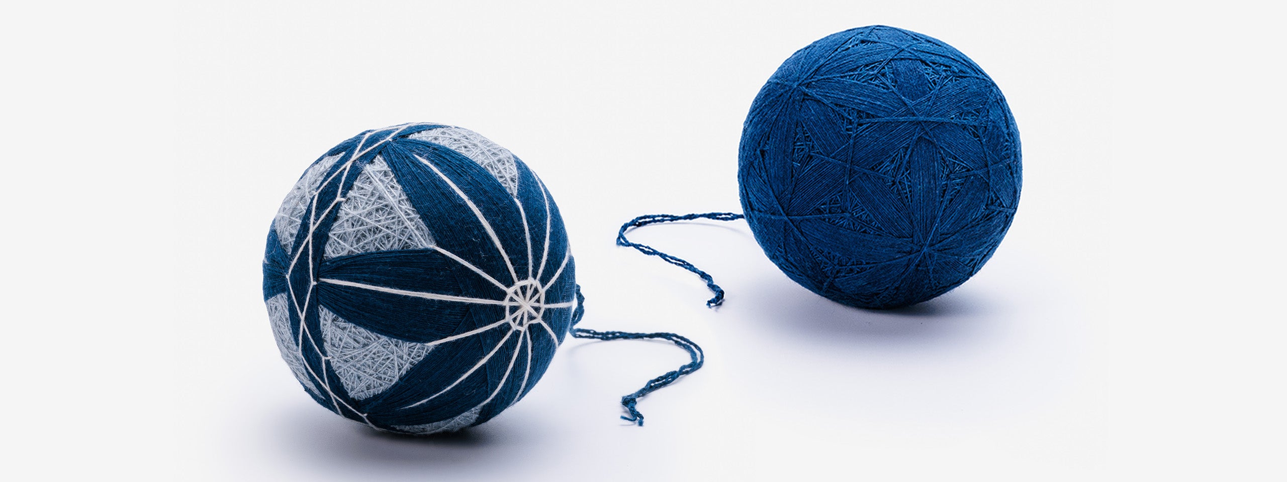 デニムの糸が描く、「KURASHIKI TEMARI」